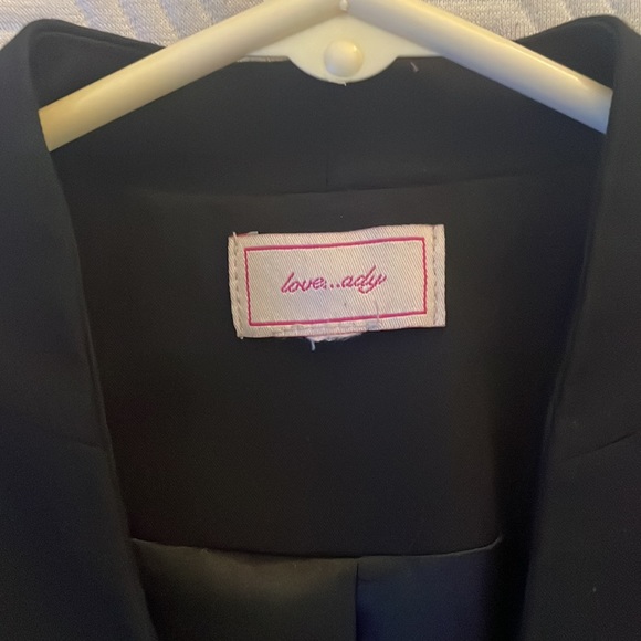 Blackfitted blazer, short. Unknown size but guessing Small. Shoulder pads. - Picture 3 of 3